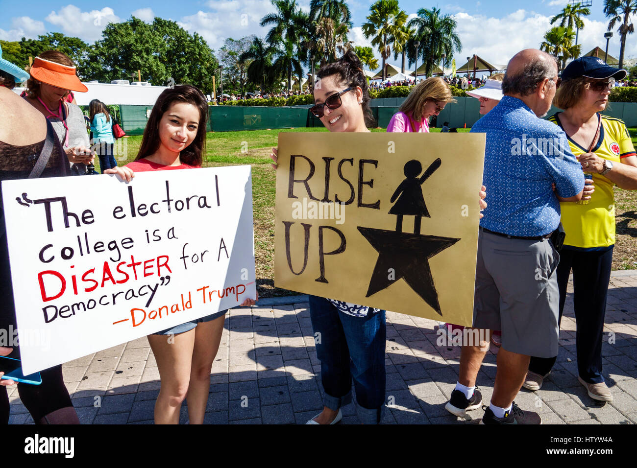 Florida South, Miami, Downtown, Bayfront Park, Frauenmarsch, politischer Protest, marsch, Menschenrechte, Fürsprache, Schilder, Erwachsene Erwachsene Frauen Frauen weibliche Dame, Hold Stockfoto