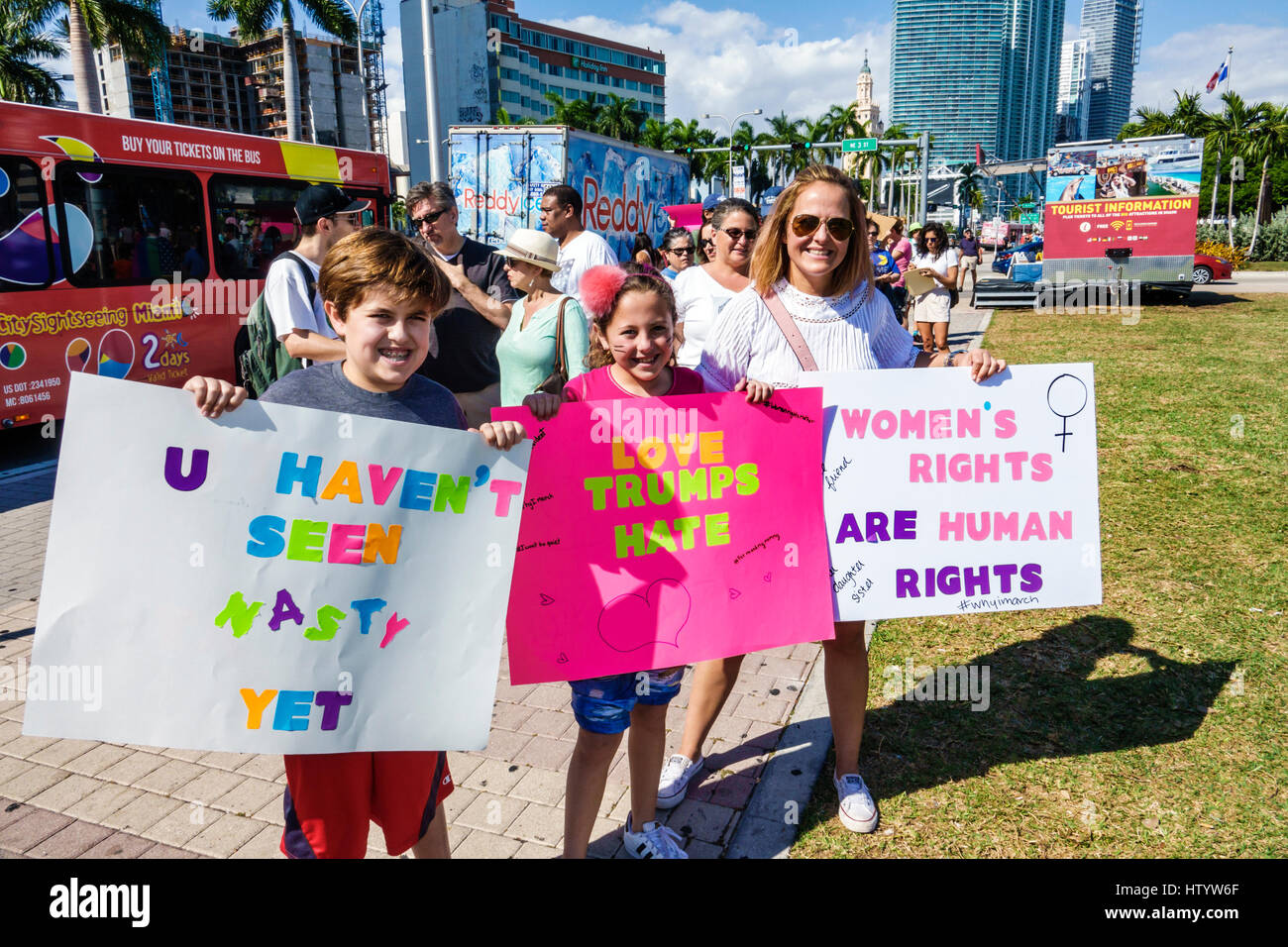 Miami Florida, Innenstadt, Bayfront Park, Frauenmarsch, politischer Protest, märz, Menschenrechte, Fürsprache, Schild, Frau weibliche Frauen, Mädchen, Kinder Kinder Kind Chi Stockfoto