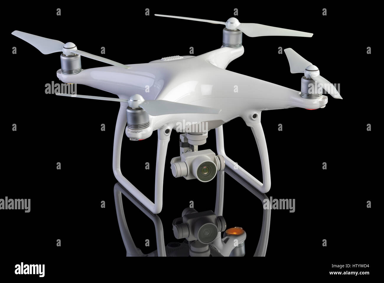 Drohne auf schwarzem Hintergrund weiß Stockfoto