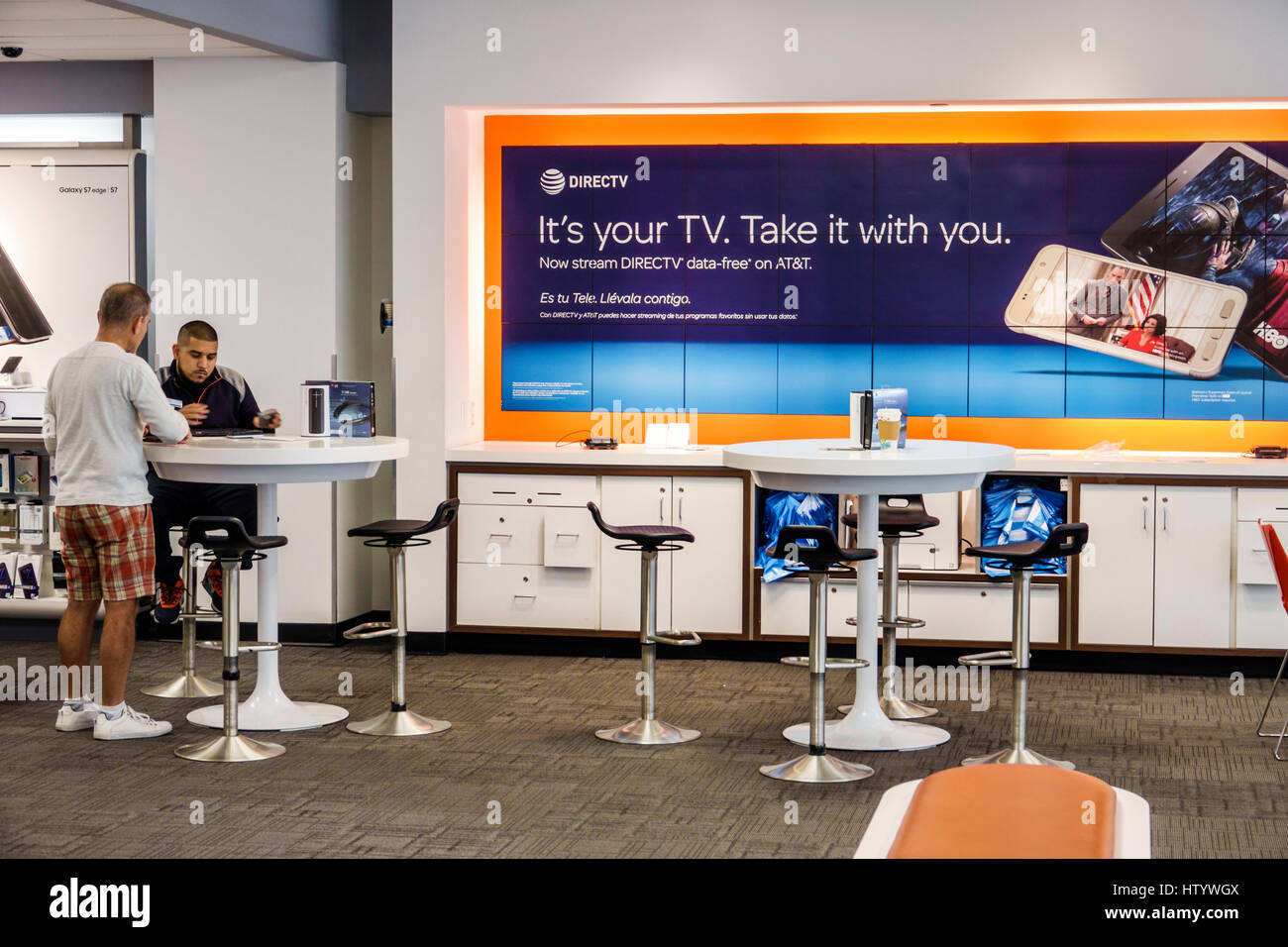 Miami Beach, Florida, AT&T Store, Wireless-Services, Kunde, hispanischer Mann, Männer, Mitarbeiter, Job, Direktfernsehen, Beförderung, Schild, Inneneinrichtung, Ausstellungsraum, FL17012 Stockfoto