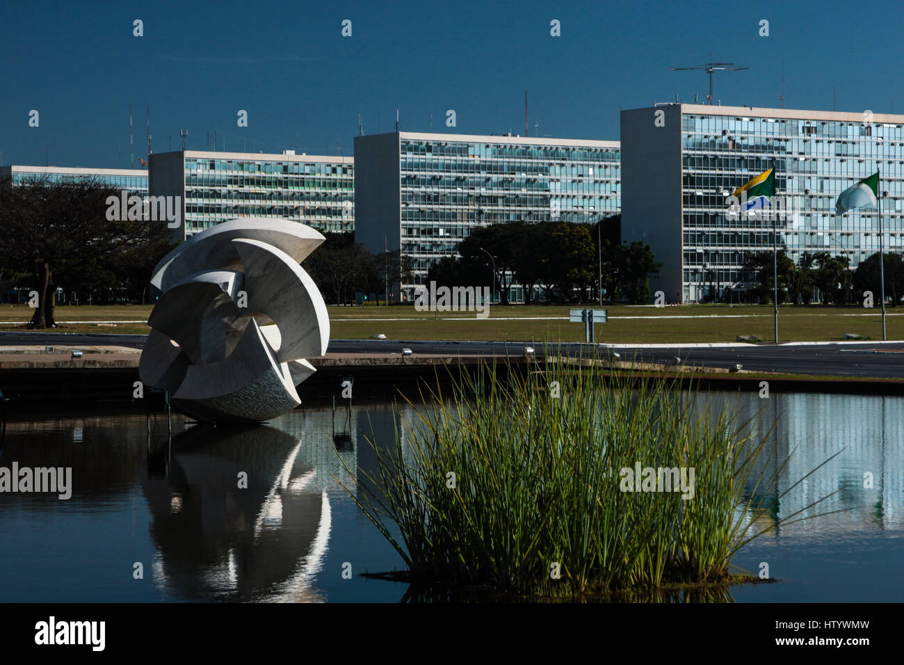 Meteor - Bruno Giorgi Marmorskulptur und "Ministerien Esplanade" ("Esplanada Dos Ministérios") anzeigen. Brasilia, DF, Brasilien. Stockfoto