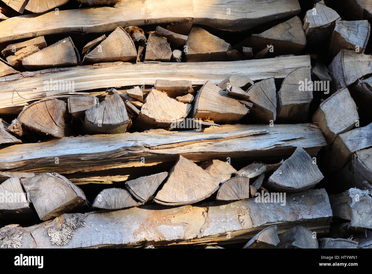 Kaminholz Brennholz aufgestapelt Stockfoto