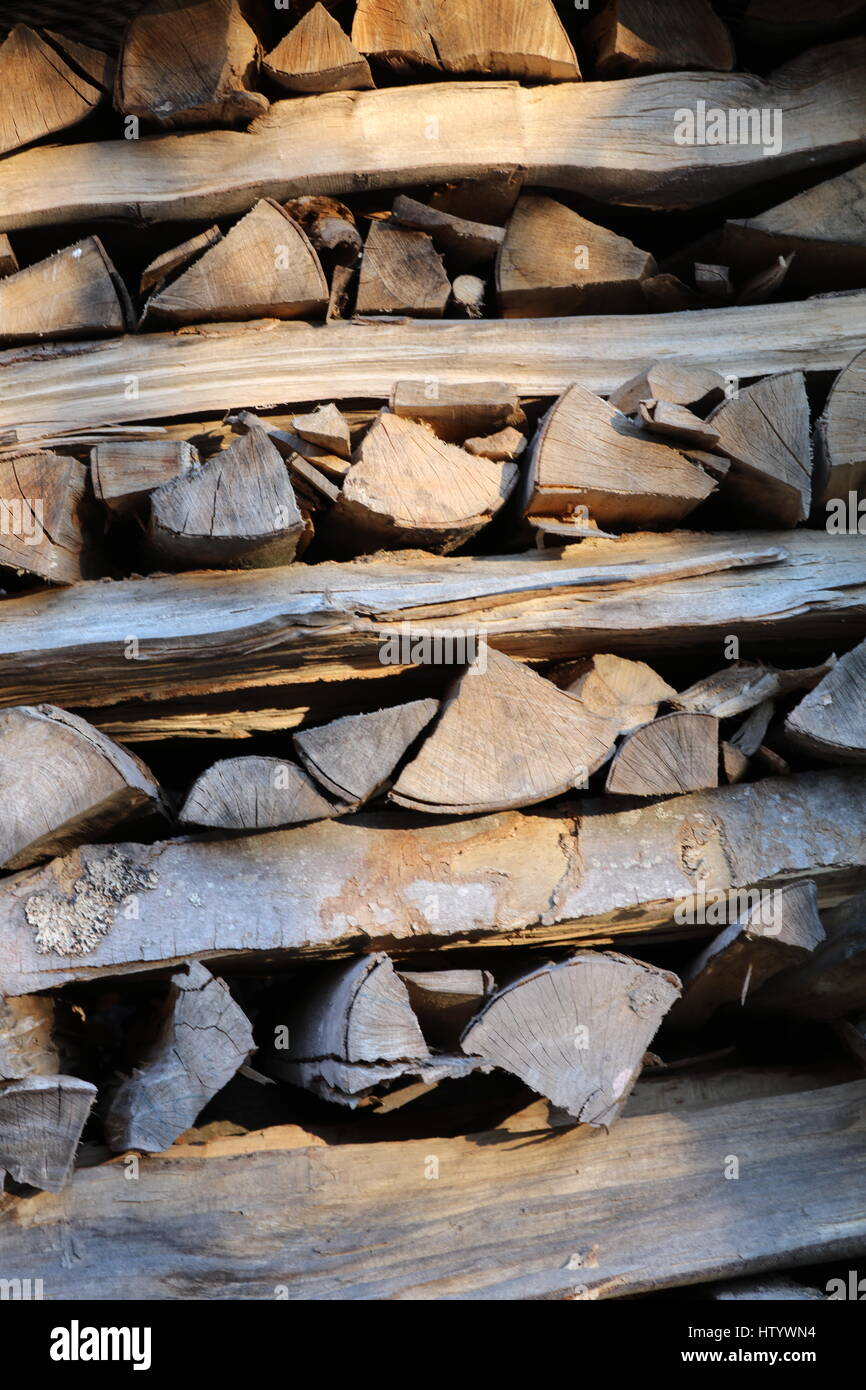 Kaminholz Brennholz aufgestapelt Stockfoto