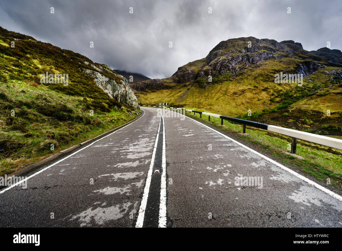 Eine blinde Kurve ohne Überholmanöver Linien auf der A82 Straße durch Glen Coe in den Highlands von Schottland Stockfoto