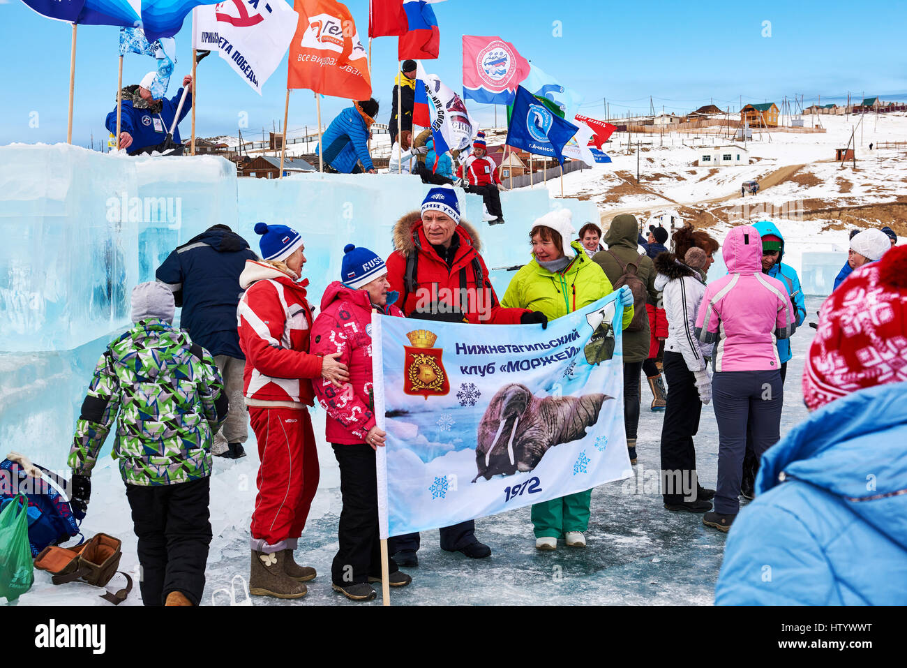 SAHYURTA, Gebiet IRKUTSK, Russland - März 11.2017: Cup des Baikalsees. Winter-Schwimmwettkampf. Gruppe von Athleten und Fans von Nizhny Tagil Winter schwimmen Stockfoto
