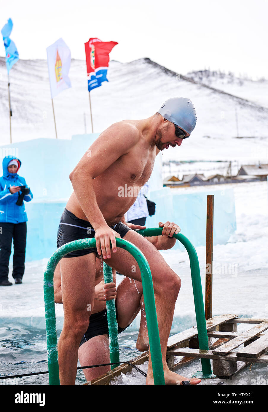 SAHYURTA, Gebiet IRKUTSK, Russland - März 11.2017: Cup des Baikalsees. Winter-Schwimmwettkampf. Schwimmer nach Zieleinlauf. Stockfoto