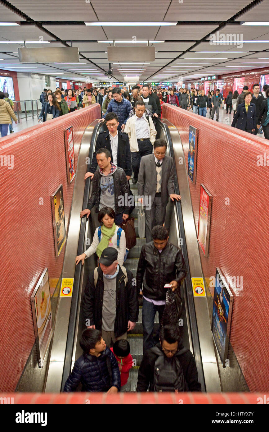 Massen von Pendler und Menschen vor Ort auf der Rolltreppe des Systems der MTR in Hong Kong. Stockfoto