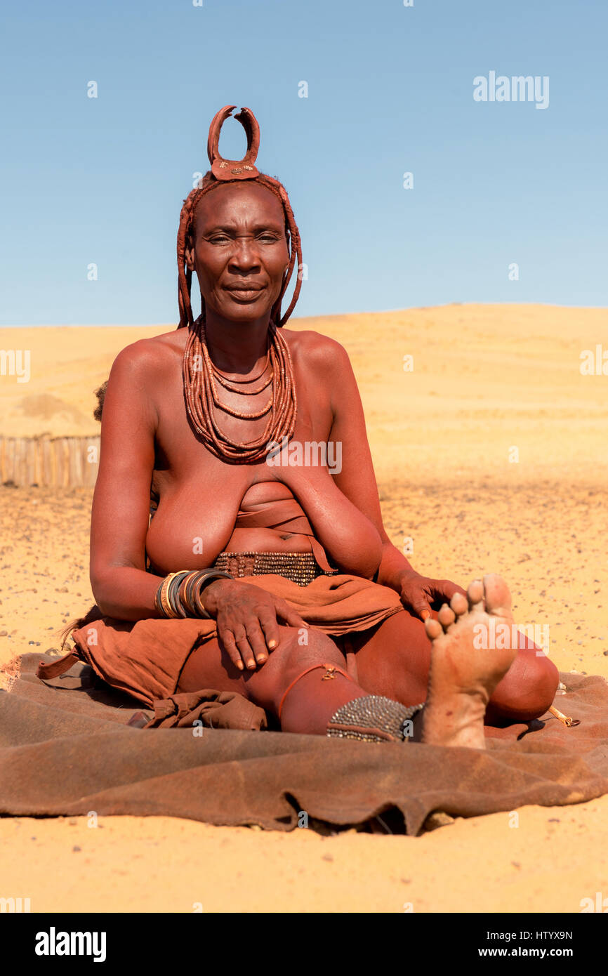 Himba Frau geschmückt mit Erembe Kopfstück und anderen Schmuck. Stockfoto