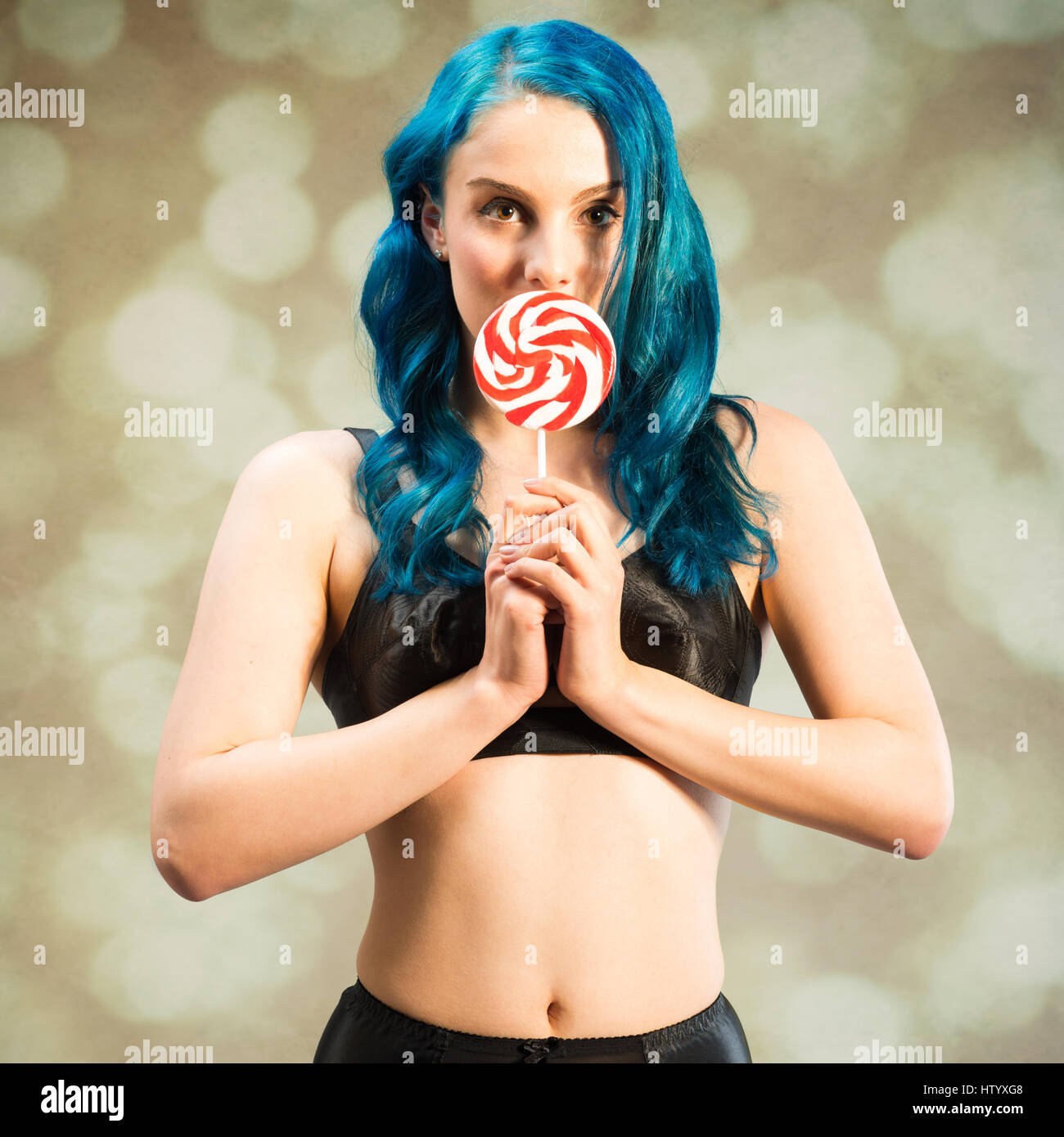 Freche Pin-up Bild des Mädchens mit leuchtend blauen Haaren mit lollipop Stockfoto Freche Pin-up Bild des Mädchens mit leuchtend blauen Haaren mit lollipop Stockfoto