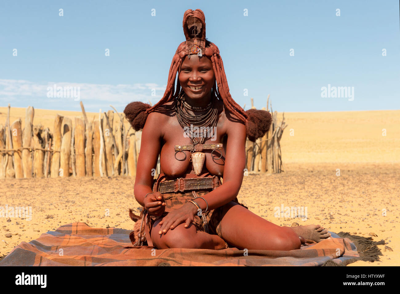 Himba junge Mutter geschmückt mit Erembe Kopfstück und anderen Schmuck. Stockfoto