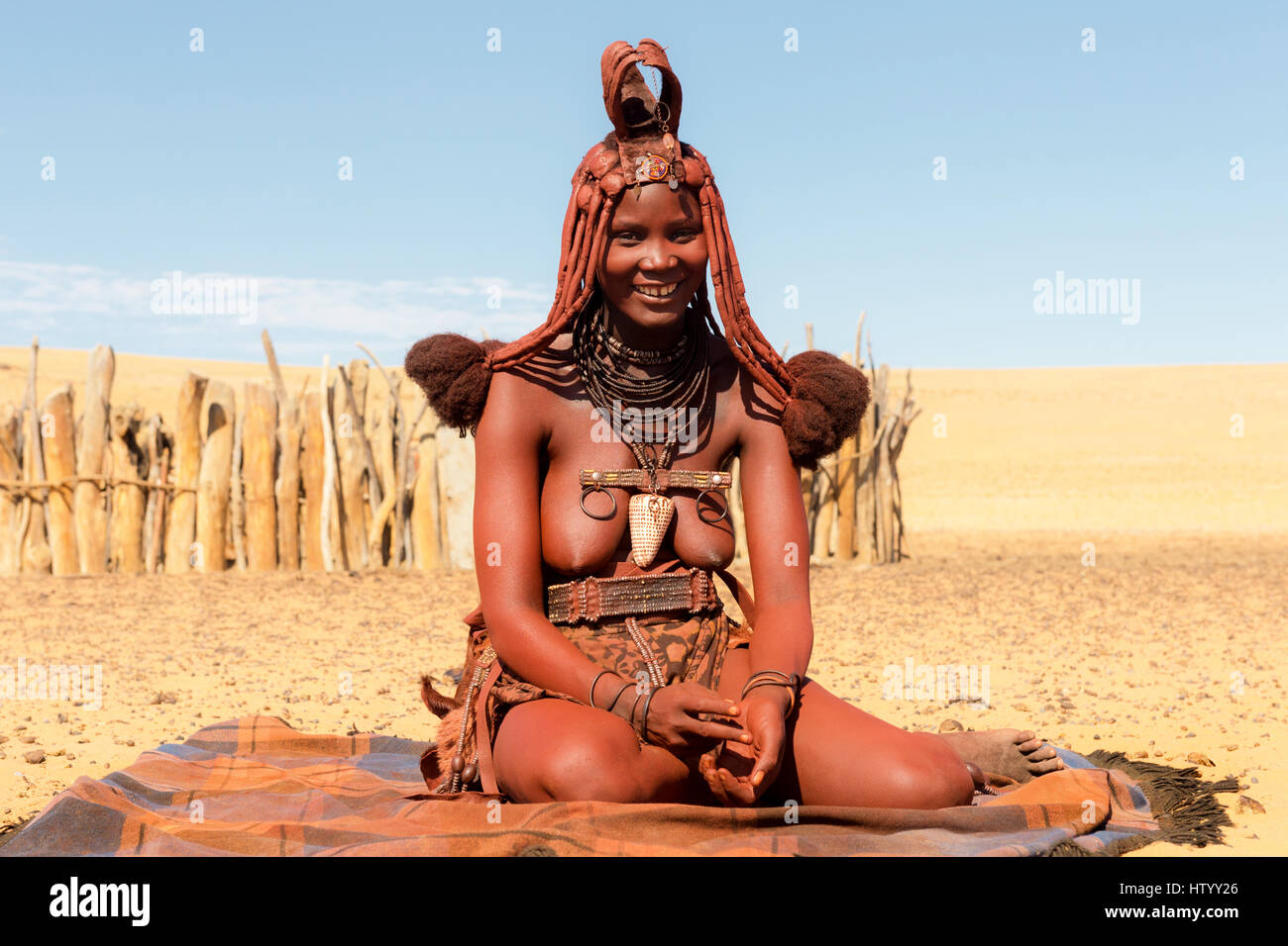 Himba junge Mutter geschmückt mit Erembe Kopfstück und anderen Schmuck. Stockfoto