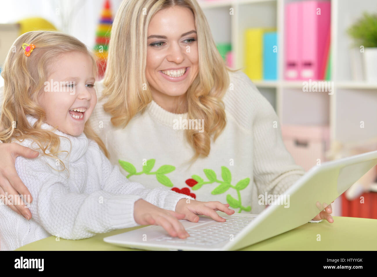 Mutter mit Töchterchen mit laptop Stockfoto