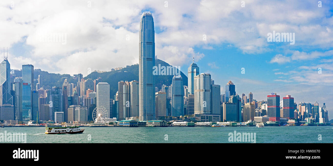 2 Bild Stich Panorama Stadtansicht Blick auf die Gebäude entlang der Hong Kong Island von Kowloon Public Pier an einem sonnigen Tag mit blauem Himmel. Stockfoto