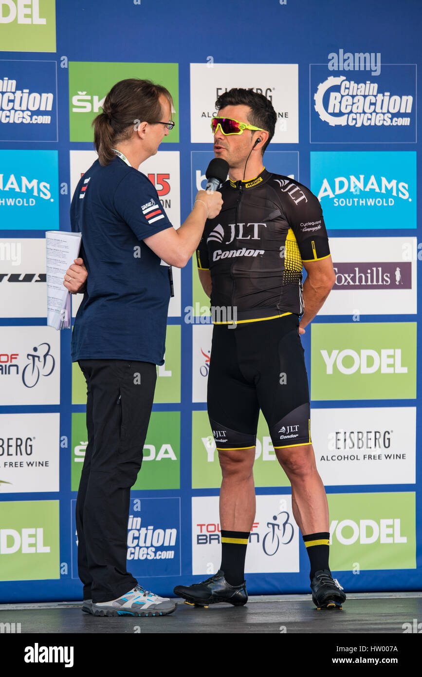 Graham Briggs vom Team JLT Condor in Phase 4 der Tour von Großbritannien 2016 in Denbigh interviewt Stockfoto