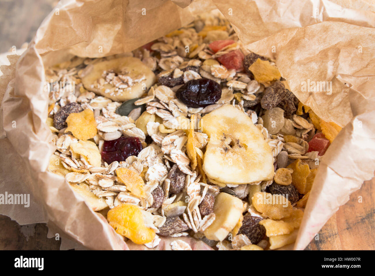Müsli in eine Papiertüte, gesundes Frühstück. Stockfoto