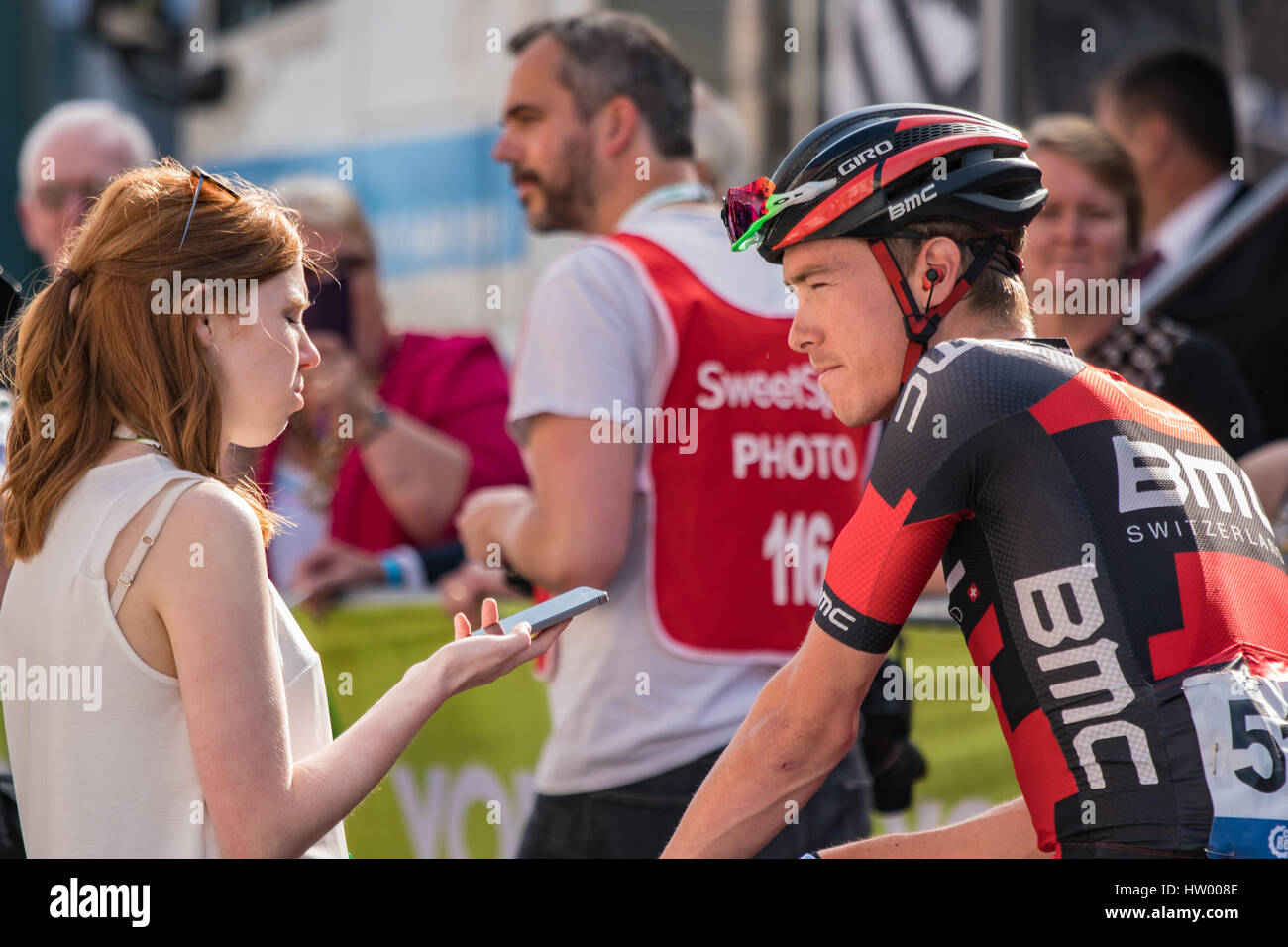 Rohan Dennis gibt Interview in Phase 4 der Tour von Großbritannien 2016 in Denbigh Stockfoto