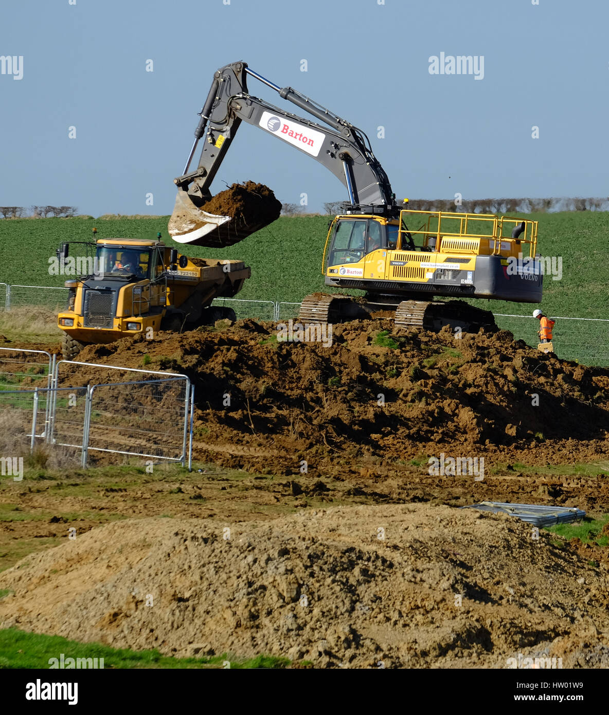 Schwere Maschinen in die Vorbereitung der Flächen für den Hausbau, Grantham, Lincolnshire, England, UK. Stockfoto
