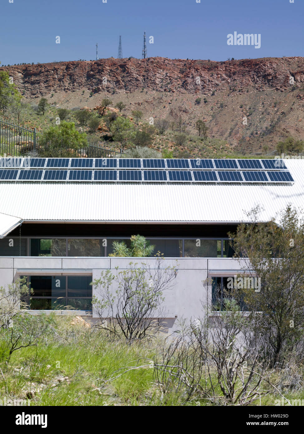 Höhe über Meer und Landschaft, Solar Panel und Radio Tower. Desert House, Alice Springs, Australien. Architekt: Dunn Hillam Architekten, 2014. Stockfoto