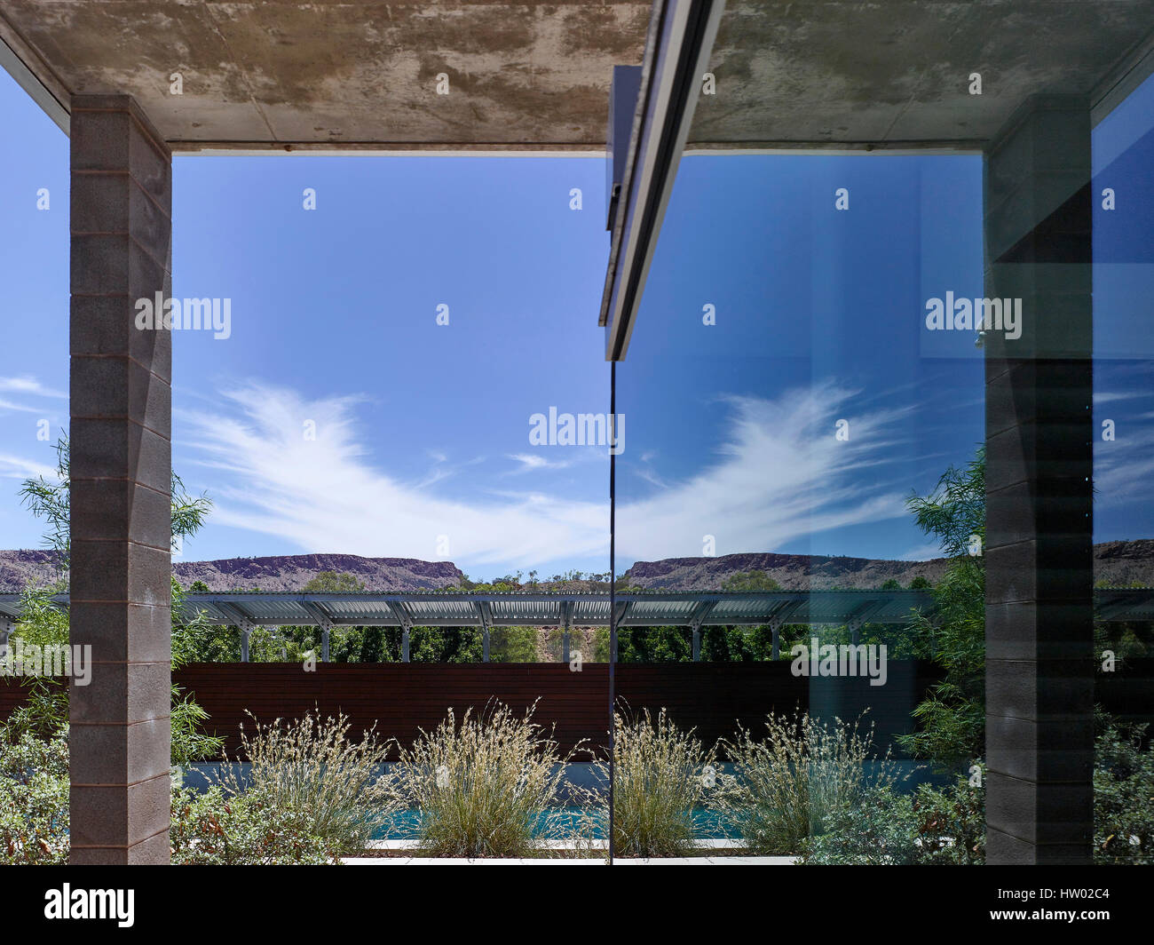 Landschaft mit Fenster Reflexion. Desert House, Alice Springs, Australien. Architekt: Dunn Hillam Architekten, 2014. Stockfoto
