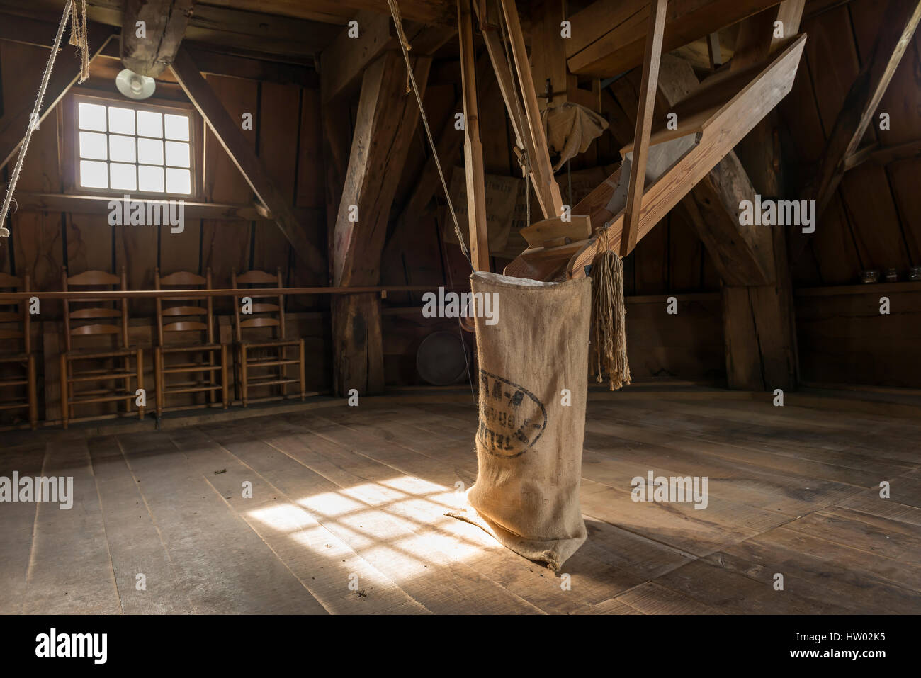 Interieur aus Holz, der die historische Getreidemühle Bataaf in ... Interieur aus Holz, der die historische Getreidemühle Bataaf in ...