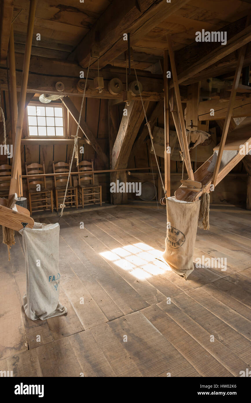 Interieur aus Holz, der die historische Getreidemühle Bataaf in ... Interieur aus Holz, der die historische Getreidemühle Bataaf in ...