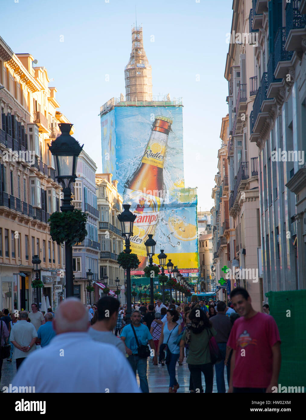 Belebten Einkaufsstraße Calle Marques de Larios, Stadtzentrum Malaga, Spanien großes Plakat Bier Werbung Stockfoto