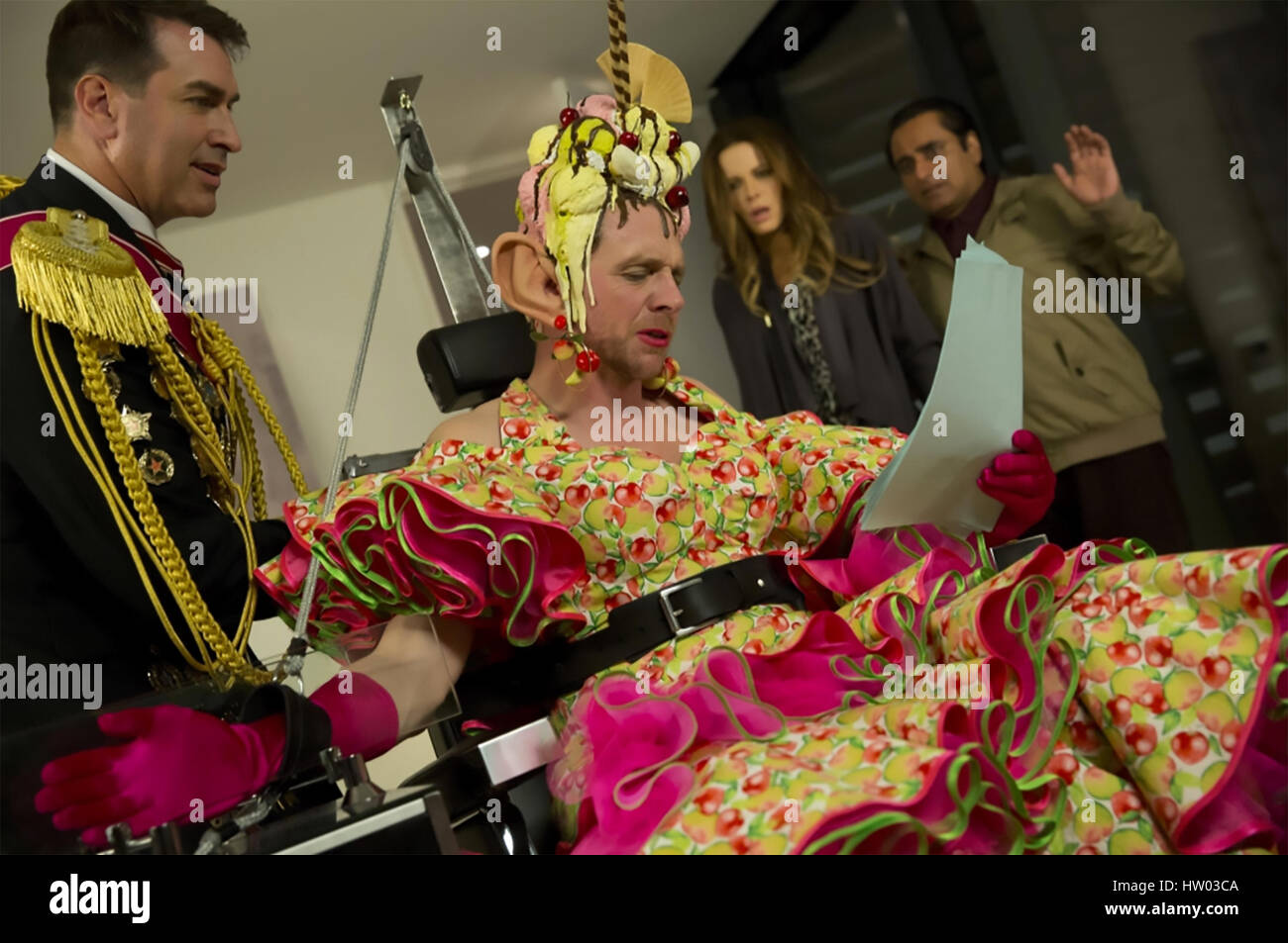 ABSOLUT nichts 2015 GFM Films Produktion mit Simon Pegg in Kostüm und Kate Beckinsale im Hintergrund Stockfoto