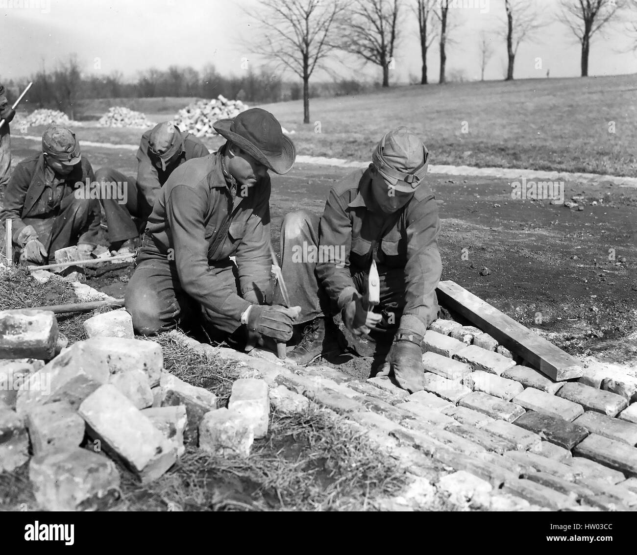 CIVILIAN CONSERVATION CORPS Arbeiter Verlegung einer Straße ca. 1933. Lage unbekannt. Stockfoto