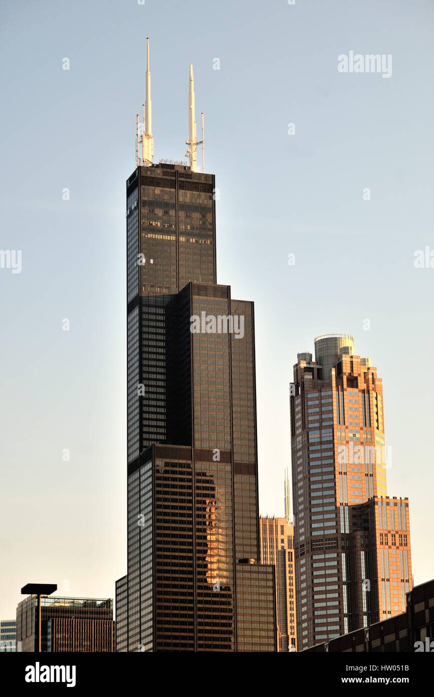 Der Willis Tower (vormals Sears Tower), Links, einmal das höchste Gebäude der Welt. Chicago, Illinois, USA. Stockfoto