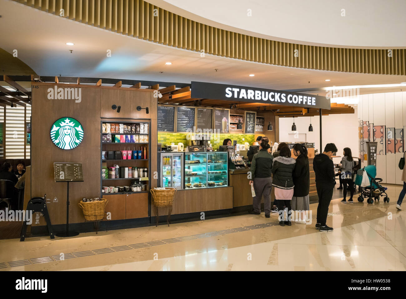 Kunden, die Schlange für Kaffee bei Starbucks Stockfoto