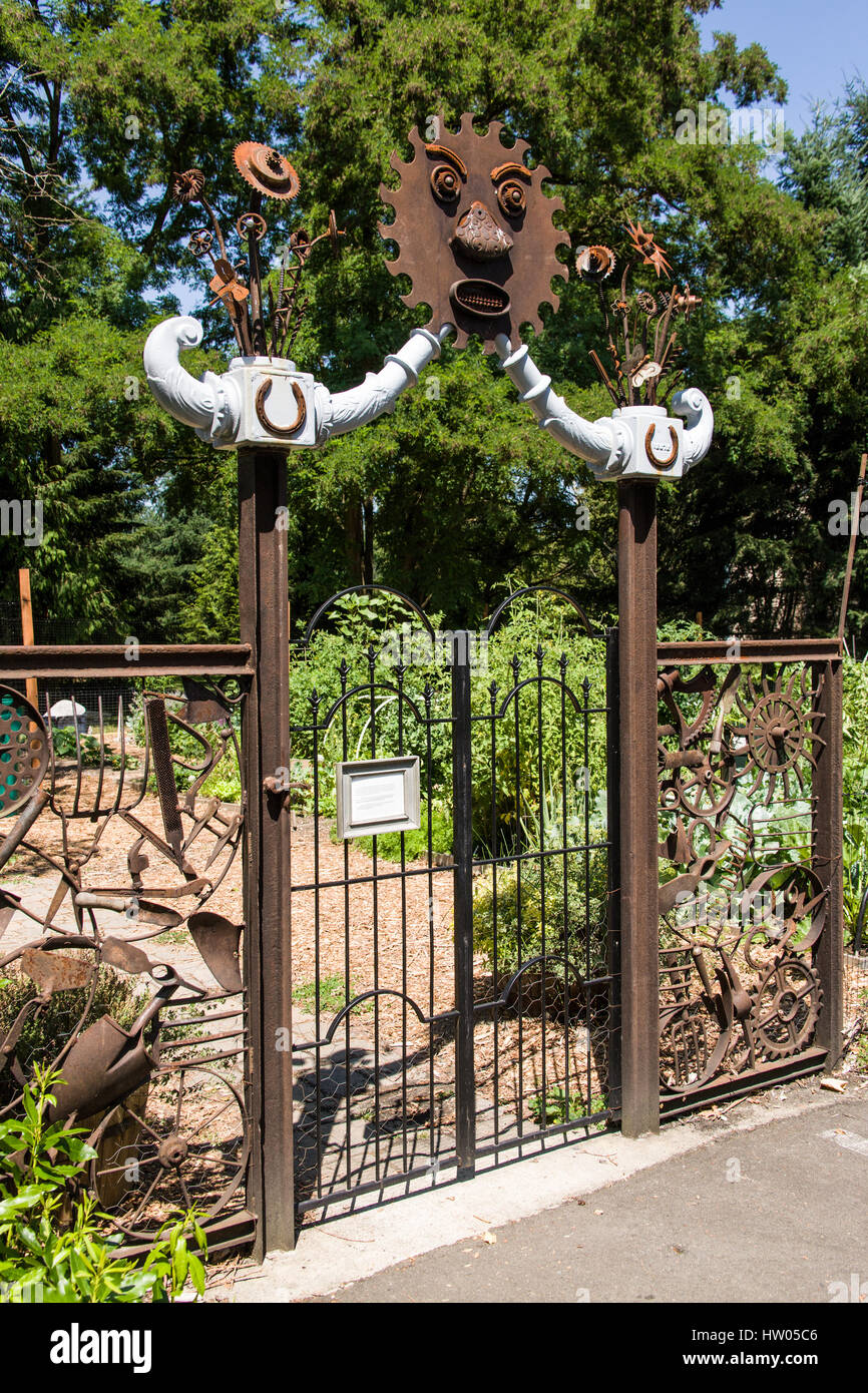 Eintritt in die Issaquah Flatland Gemeinschaftsgarten in Issaquah, Washington, USA.  Das Gartentor war von Denny Croston aus recycelten Schaufeln geformt, Stockfoto