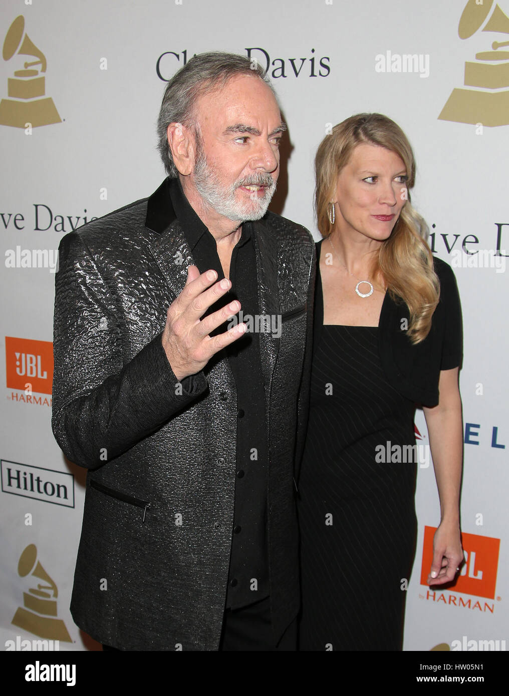 Pre-GRAMMY-Gala und Gruß an Industrie-Icons zu Ehren Debra Lee mit: Neil Diamond, Katie McNeil Where: Beverly Hills, Kalifornien, Vereinigte Staaten, wann: 11. Februar 2017 Stockfoto