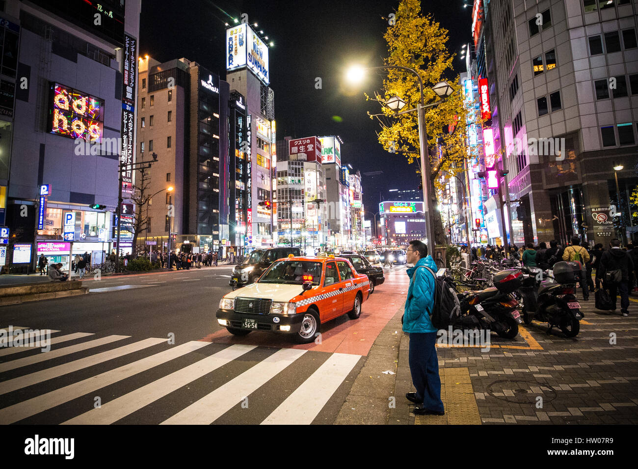 Tokio - 31. Dezember 2016: Ein Mann wartet auf der anderen Straßenseite im Ginza-Viertel Kreuz 31. Dezember 2016 in Tokio, Japan. Ginza erstreckt sich 2,4 km und ist o Stockfoto