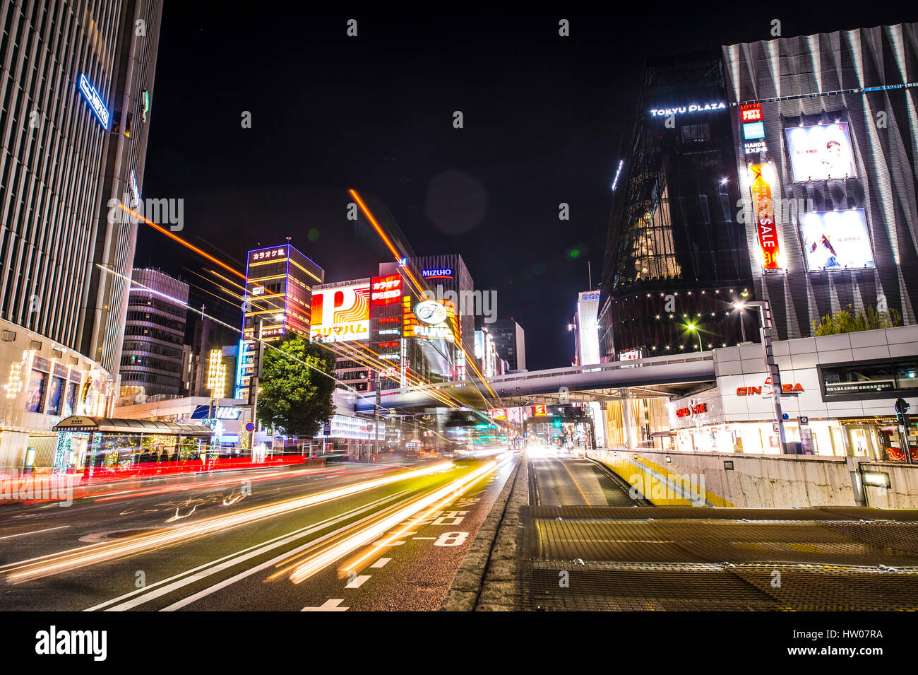 TOKYO, JAPAN - 3. Januar 2017: Shinjuku, Tokio, Japan. 3. Januar 2017 Street Life, Lichtspuren und Plakatwänden in Shinjuku Kabuki-Cho in der Nacht. Stockfoto