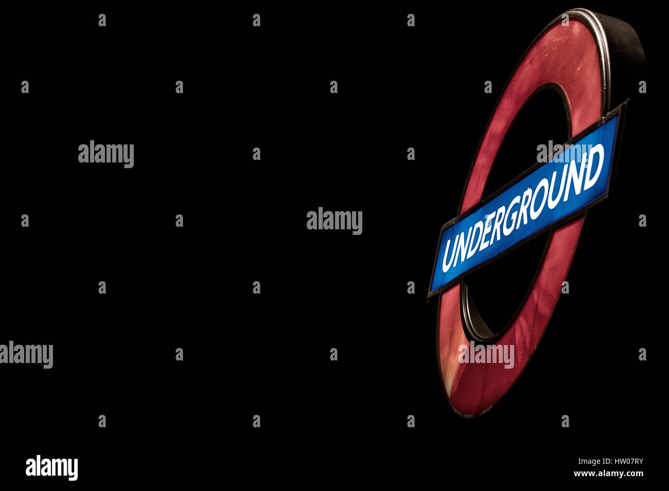 Das "Underground" Zeichen und "Big Ben" Turm in London - UK Stockfoto