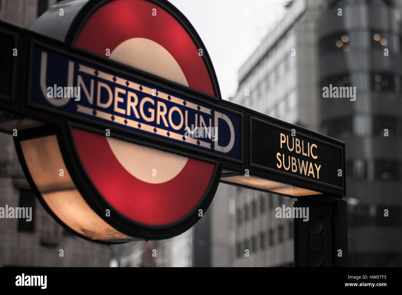 Das "Underground" Zeichen und "Big Ben" Turm in London - UK Stockfoto