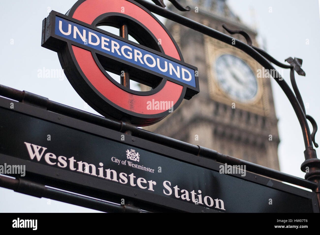 Das "Underground" Zeichen und "Big Ben" Turm in London - UK Stockfoto