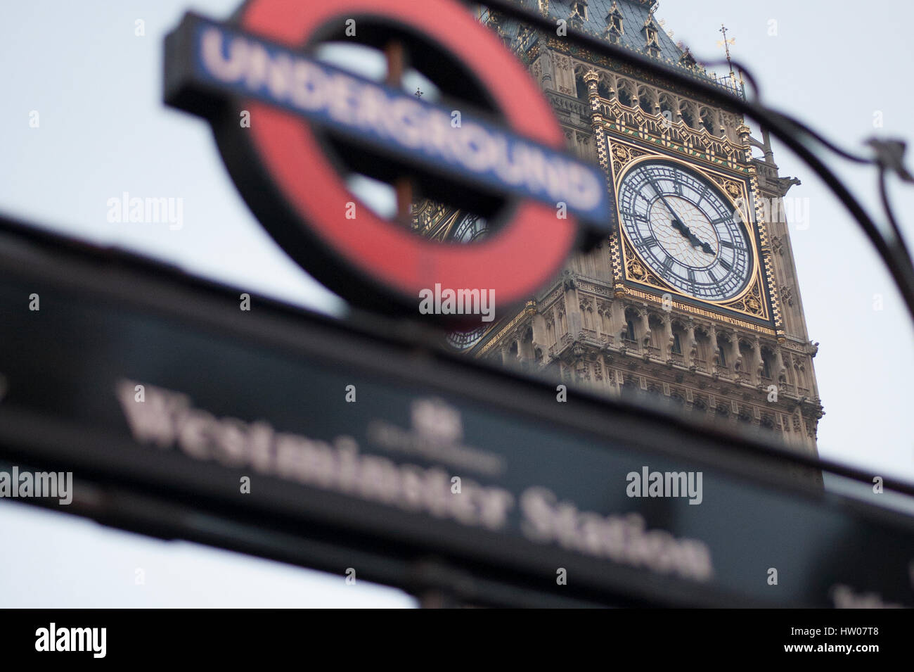 Das "Underground" Zeichen und "Big Ben" Turm in London - UK Stockfoto