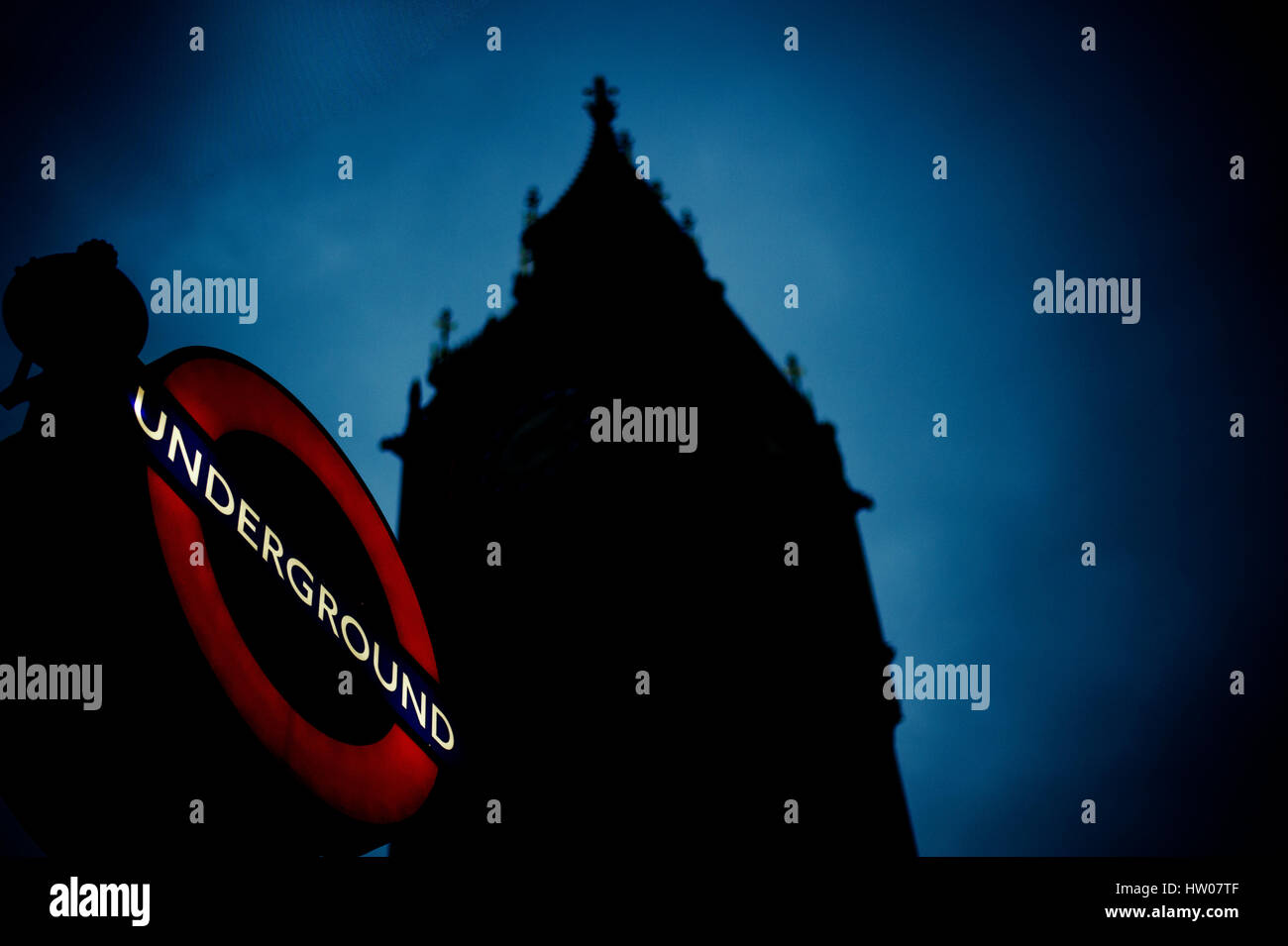 Das "Underground" Zeichen und "Big Ben" Turm in London - UK Stockfoto