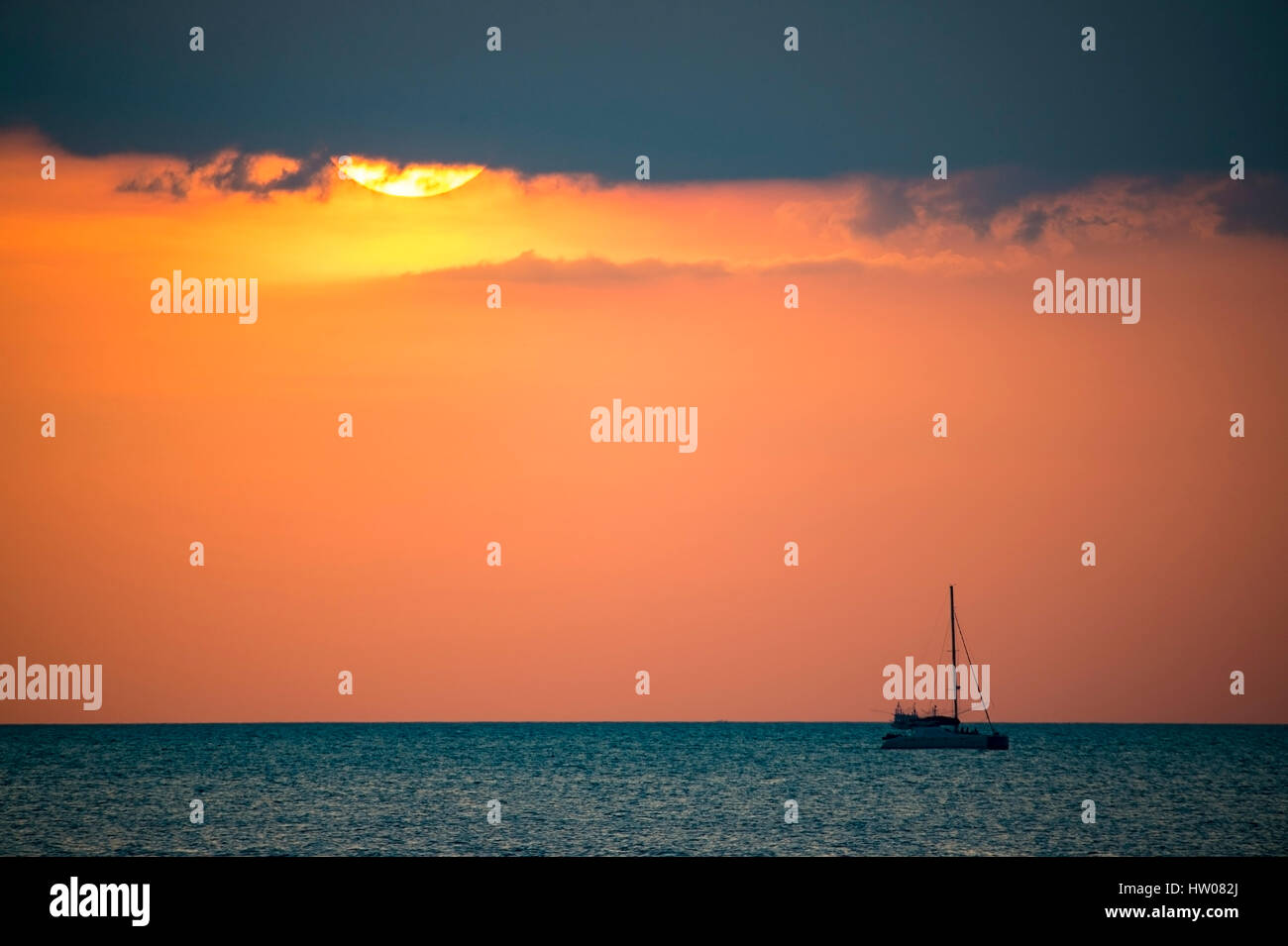 Großer Sonnenterrasse und ein Fischerboot bei Sonnenuntergang in Phuket - Thailand Stockfoto