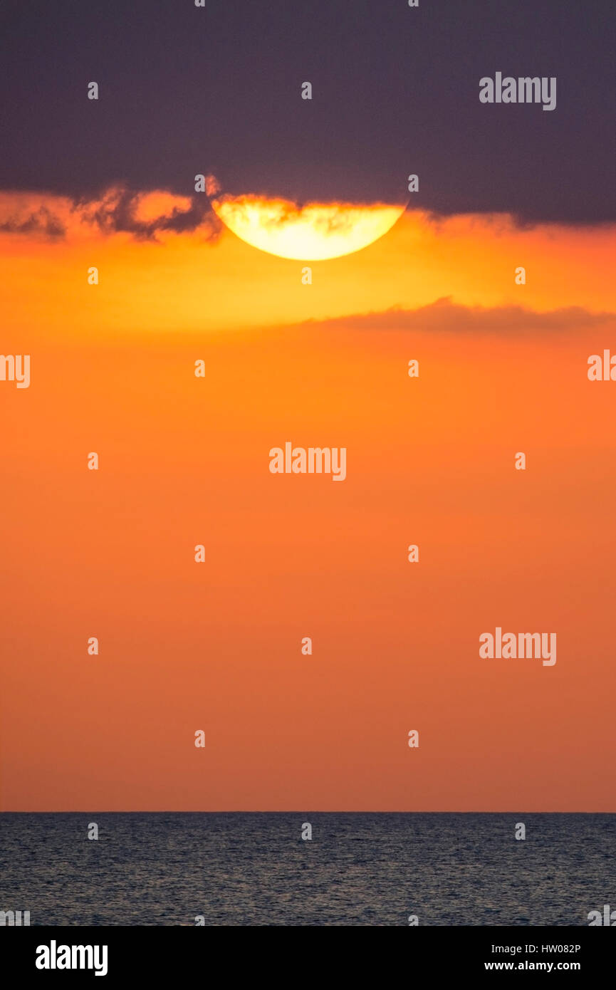 Große Sonne bei Sonnenuntergang in Phuket - Thailand Stockfoto