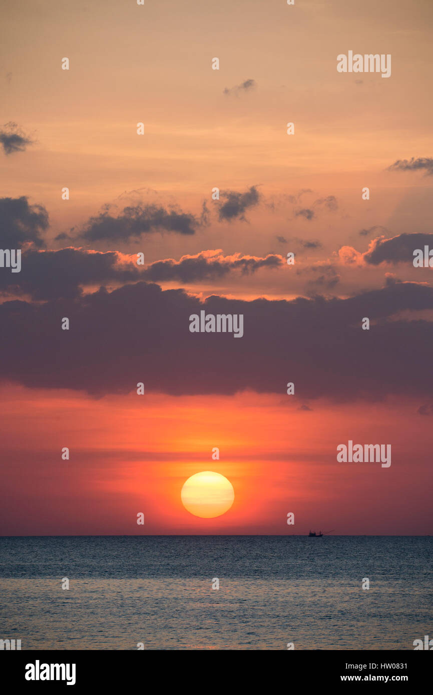 Große Sonne bei Sonnenuntergang in Phuket - Thailand Stockfoto