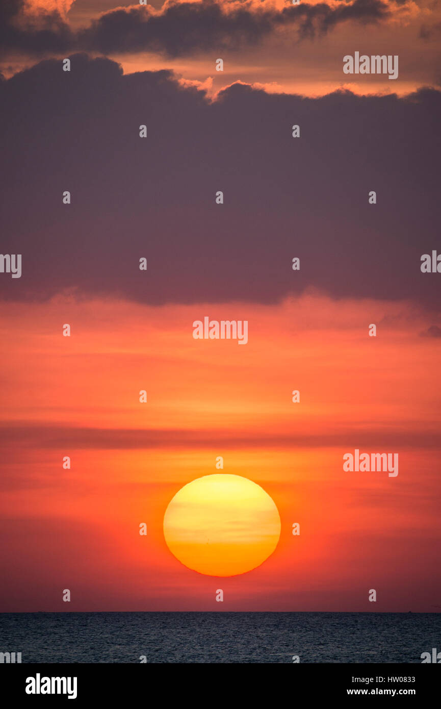Große Sonne bei Sonnenuntergang in Phuket - Thailand Stockfoto