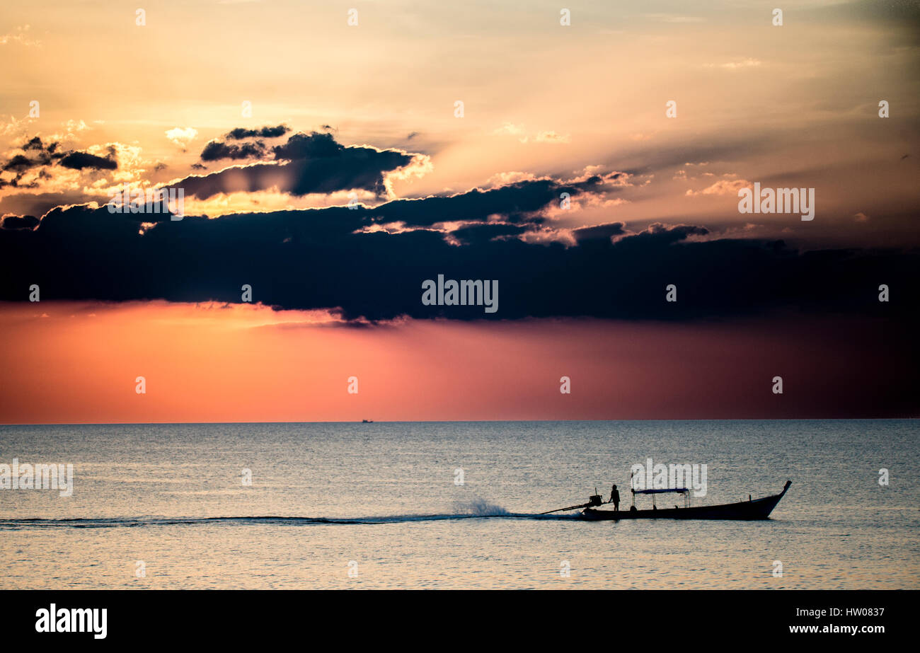 Schöne orange Sonnenuntergang und ein Fischerboot in Phuket - Thailand Stockfoto