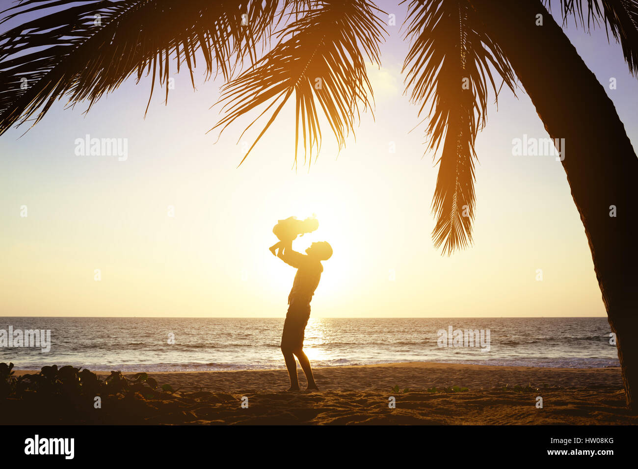 Glücklicher Vater Tochter Spaß beim Sonnenuntergang Palmen Stockfoto
