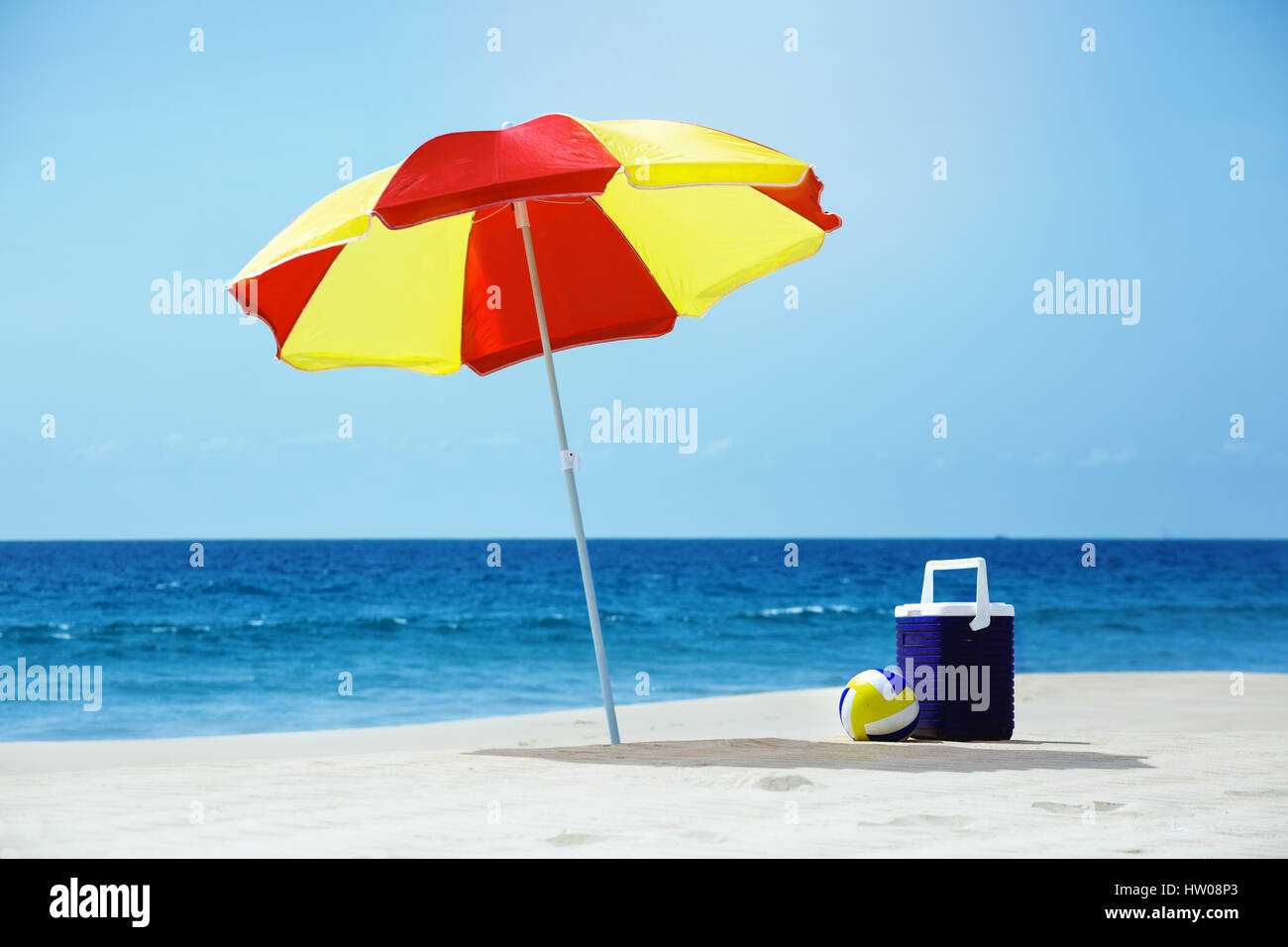 Leerer Strand mit Sonnenschirm Meer Münzensammeln Stockfoto