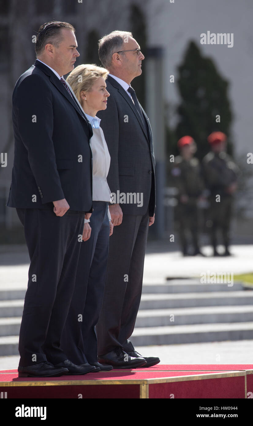 Berlin, Deutschland. 15. März 2017. Deutsche Verteidigungsminister Ursula von der Leyen (C) erhält ihre Kollegen Guy Parmelin (Schweiz, R) und Hans Peter Doskozil (Österreich) mit militärischen Ehren in Berlin, Deutschland, 15. März 2017. Von der Leyen erfüllt ihren Amtskollegen aus den Nachbarländern Deutschlands für trilaterale Gespräche im Bundesministerium der Verteidigung. Foto: Michael Kappeler/Dpa/Alamy Live News Stockfoto