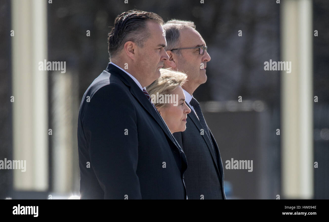 Berlin, Deutschland. 15. März 2017. Deutsche Verteidigungsminister Ursula von der Leyen (C) erhält ihre Kollegen Guy Parmelin (Schweiz, R) und Hans Peter Doskozil (Österreich) mit militärischen Ehren in Berlin, Deutschland, 15. März 2017. Von der Leyen erfüllt ihren Amtskollegen aus den Nachbarländern Deutschlands für trilaterale Gespräche im Bundesministerium der Verteidigung. Foto: Michael Kappeler/Dpa/Alamy Live News Stockfoto