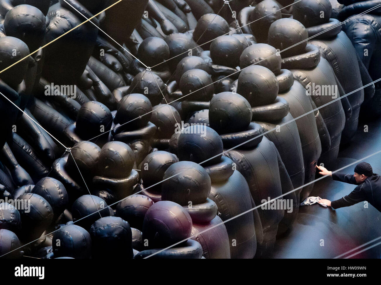 Prag, Tschechische Republik. 15. März 2017. Chinesischer Konzeptkünstler und politischer Aktivist Ai Weiwei, 59, hat seine bisher größte Kunstwerk, einem riesigen Flüchtling-Boot mit dem Titel "The Law of die Reise" für die National Gallery (NG) in der großen Halle des Mietgegenstandes NG im Veletrzni Palast in Prag, heute am Mittwoch, 15. März 2017. Eine 70 Meter langen Schlauchboot mit oben lebensgroßen Figuren von 258 Flüchtlingen von einigen dunklen Material hängt in der Luft in der Halle, begleitet von einer großen Glaskugel Artefakt wird Br wider. Bildnachweis: CTK/Alamy Live-Nachrichten Stockfoto