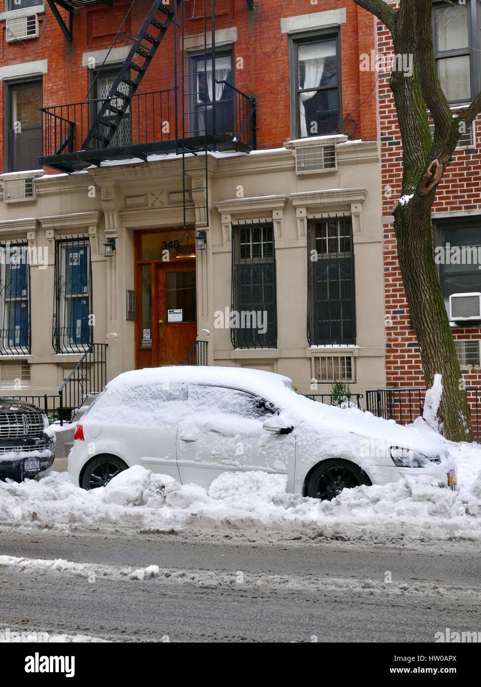 New York City, USA, 15. März 2017.  Upper Eastside, Auto weiße nach der 14.März Blizzard bekannt, da die meisten der Stadt 'Stella' Herunterfahren mit Schnee bedeckt. Bildnachweis: Cecile Marion/Alamy Live-Nachrichten Stockfoto